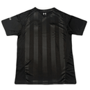 Camiseta oficial de portero del Liverpool FC temporada 2025 2026 color negra para hombre de Tienda Hincha Futbolero, Camiseta Portero Liverpool, Liverpool 2025/26, Jersey arquero Liverpool, Ropa oficial portero Reds, Comprar camiseta portero Liverpool, Calidad premium Liverpool, Anfield moda, Liverpool FC 2026, Ropa de portero fútbol.