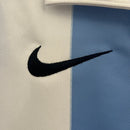 Camiseta hombre Málaga CF temporada 2012 2013 primera equipación rayas blancas y celestes retro calidad 1.1 premium Champions League Tienda Hincha Futbolero. Málaga 2012, Málaga 2013, Camiseta Málaga retro, Ropa Málaga CF clásica, Camiseta Málaga Champions, Calidad 1.1 Málaga, Isco Málaga 2013, Tienda Hincha Futbolero, Málaga Retro Jersey 12/13.