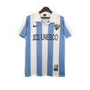 Camiseta hombre Málaga CF temporada 2012 2013 primera equipación rayas blancas y celestes retro calidad 1.1 premium Champions League Tienda Hincha Futbolero. Málaga 2012, Málaga 2013, Camiseta Málaga retro, Ropa Málaga CF clásica, Camiseta Málaga Champions, Calidad 1.1 Málaga, Isco Málaga 2013, Tienda Hincha Futbolero, Málaga Retro Jersey 12/13.