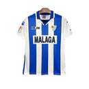 Camiseta retro hombre Málaga CF primera equipación blanquiazul año 1997 1998 calidad 1.1 premium estilo vintage Costa del Sol oficial, Málaga 1997, Camiseta retro Málaga, Camiseta vintage Málaga, Equipación Málaga barata, Calidad 1.1 Malaguista, Tienda Hincha Futbolero, La Rosaleda, Bloke Core retro, Camiseta azul y blanca antigua, Regalo fútbol vintage España.
