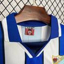 Camiseta retro hombre Málaga CF primera equipación blanquiazul año 1997 1998 calidad 1.1 premium estilo vintage Costa del Sol oficial, Málaga 1997, Camiseta retro Málaga, Camiseta vintage Málaga, Equipación Málaga barata, Calidad 1.1 Malaguista, Tienda Hincha Futbolero, La Rosaleda, Bloke Core retro, Camiseta azul y blanca antigua, Regalo fútbol vintage España.