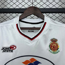Camiseta hombre RCD Mallorca temporada 2001 2002 segunda equipación blanca detalles rojos y negros retro calidad 1.1 premium Samuel Eto'o Tienda Hincha Futbolero. Mallorca 2001, Mallorca 2002, Camiseta Mallorca retro, Ropa Mallorca clásica, Camiseta Mallorca blanca, Calidad 1.1 Mallorca, Eto'o 2002, Tienda Hincha Futbolero, Mallorca Retro Jersey 01/02 white.