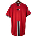 Camiseta hombre RCD Mallorca temporada 2001 2002 primera equipación roja detalles negros retro calidad 1.1 premium Samuel Eto'o Tienda Hincha Futbolero. Mallorca 2001, Mallorca 2002, Camiseta Mallorca retro, Ropa Mallorca clásica, Camiseta Mallorca roja, Calidad 1.1 Mallorca, Eto'o 2001, Son Moix Retro, Tienda Hincha Futbolero, Mallorca Retro Jersey 01/02 red.
