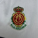 Camiseta hombre RCD Mallorca temporada 2001 2002 segunda equipación blanca detalles rojos y negros retro calidad 1.1 premium Samuel Eto'o Tienda Hincha Futbolero. Mallorca 2001, Mallorca 2002, Camiseta Mallorca retro, Ropa Mallorca clásica, Camiseta Mallorca blanca, Calidad 1.1 Mallorca, Eto'o 2002, Tienda Hincha Futbolero, Mallorca Retro Jersey 01/02 white.