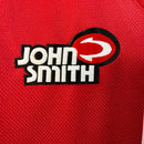Camiseta hombre RCD Mallorca temporada 2001 2002 primera equipación roja detalles negros retro calidad 1.1 premium Samuel Eto'o Tienda Hincha Futbolero. Mallorca 2001, Mallorca 2002, Camiseta Mallorca retro, Ropa Mallorca clásica, Camiseta Mallorca roja, Calidad 1.1 Mallorca, Eto'o 2001, Son Moix Retro, Tienda Hincha Futbolero, Mallorca Retro Jersey 01/02 red.