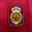 Camiseta hombre RCD Mallorca temporada 1994 1995 primera equipación roja detalles negros retro calidad 1.1 premium Tienda Hincha Futbolero. Mallorca 1994, Mallorca 1995, Camiseta Mallorca retro, Ropa Mallorca clásica, Camiseta Mallorca roja, Calidad 1.1 Mallorca, Bermellones Retro, Tienda Hincha Futbolero, Mallorca Retro Jersey 94/95.