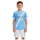 Conjunto infantil Manchester City 2025 2026 primera equipación azul celeste y pantalón blanco calidad 1.1 oficial, Manchester City infantil 25/26, Conjunto niño City azul celeste, Ropa Manchester City niños 2026, Equipación City junior 25/26, Calidad 1.1 infantil sky blue, Tienda Hincha Futbolero, Regalo niño fútbol Manchester City, Camiseta azul celeste City niño, Manchester City Kids 2025 Home.