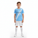 Conjunto infantil Manchester City 2025 2026 primera equipación azul celeste y pantalón blanco calidad 1.1 oficial, Manchester City infantil 25/26, Conjunto niño City azul celeste, Ropa Manchester City niños 2026, Equipación City junior 25/26, Calidad 1.1 infantil sky blue, Tienda Hincha Futbolero, Regalo niño fútbol Manchester City, Camiseta azul celeste City niño, Manchester City Kids 2025 Home.