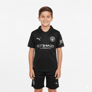 Manchester City 2026 infantil, Conjunto niño City, Camiseta negra City niño, Short Man City infantil, Ropa oficial Manchester City kids, Kit fútbol niño 25/26, Regalo fútbol infantil Manchester City, Equipación Premier League niño, Comprar conjunto barato, Tienda Hincha Futbolero.
