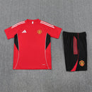 Conjunto de entrenamiento oficial del Manchester United temporada 2025 2026 camiseta roja y pantalón negro para hombre de Tienda Hincha Futbolero, Conjunto entrenamiento Manchester United, Man Utd 2025/26, Ropa entrenamiento United, Kit técnico Manchester United, Comprar conjunto Man Utd hombre, Calidad premium United, Old Trafford moda, Manchester United 2026 rojo negro, Entrenamiento fútbol profesional.