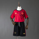 Conjunto infantil completo Manchester United edición especial camiseta roja y pantalón negro temporada 2025 2026 calidad 1.1 oficial, Manchester United 2026, Conjunto infantil Man Utd, Kit niños Manchester United, Equipación Man Utd barata, Calidad 1.1 Red Devils, Tienda Hincha Futbolero, Garnacho niños 2026, Ropa fútbol niños Premier League, Camiseta roja Manchester United niños, Regalo fútbol Manchester.