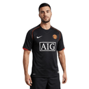 Camiseta hombre Manchester United temporada 2007 2008 segunda equipación negra franja roja trasera retro calidad 1.1 premium Tienda Hincha Futbolero. Manchester United 2007, Manchester United 2008, Camiseta Man Utd negra, Ropa Manchester United retro, Camiseta United visitante, Calidad 1.1 United, Cristiano Ronaldo 2008, Tienda Hincha Futbolero, Man Utd Retro Jersey 07/08