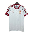 Camiseta hombre Manchester United temporada 1991 segunda equipación blanca gráficos azules retro calidad 1.1 premium Ryan Giggs Tienda Hincha Futbolero. Manchester United 1991, Man Utd 1992, Camiseta Manchester retro, Ropa Man Utd clásica, Camiseta Manchester blanca azul, Calidad 1.1 Manchester, Giggs 1991, Tienda Hincha Futbolero, Man Utd Retro Jersey 91 white.