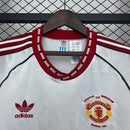 Camiseta hombre Manchester United temporada 1991 segunda equipación blanca gráficos azules retro calidad 1.1 premium Ryan Giggs Tienda Hincha Futbolero. Manchester United 1991, Man Utd 1992, Camiseta Manchester retro, Ropa Man Utd clásica, Camiseta Manchester blanca azul, Calidad 1.1 Manchester, Giggs 1991, Tienda Hincha Futbolero, Man Utd Retro Jersey 91 white.