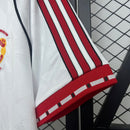 Camiseta hombre Manchester United temporada 1991 segunda equipación blanca gráficos azules retro calidad 1.1 premium Ryan Giggs Tienda Hincha Futbolero. Manchester United 1991, Man Utd 1992, Camiseta Manchester retro, Ropa Man Utd clásica, Camiseta Manchester blanca azul, Calidad 1.1 Manchester, Giggs 1991, Tienda Hincha Futbolero, Man Utd Retro Jersey 91 white.