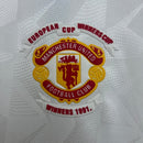 Camiseta hombre Manchester United temporada 1991 segunda equipación blanca gráficos azules retro calidad 1.1 premium Ryan Giggs Tienda Hincha Futbolero. Manchester United 1991, Man Utd 1992, Camiseta Manchester retro, Ropa Man Utd clásica, Camiseta Manchester blanca azul, Calidad 1.1 Manchester, Giggs 1991, Tienda Hincha Futbolero, Man Utd Retro Jersey 91 white.