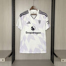 Manchester United 2026, Camiseta Man Utd blanca, Ropa oficial Manchester United, Camiseta United 25/26, Jersey Man Utd oficial, Regalo fútbol hombre Manchester, Camiseta blanca Red Devils, Equipación Old Trafford 2026, United lifestyle kit, Comprar camiseta Manchester barata.