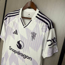Manchester United 2026, Camiseta Man Utd blanca, Ropa oficial Manchester United, Camiseta United 25/26, Jersey Man Utd oficial, Regalo fútbol hombre Manchester, Camiseta blanca Red Devils, Equipación Old Trafford 2026, United lifestyle kit, Comprar camiseta Manchester barata.