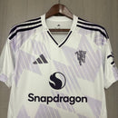 Manchester United 2026, Camiseta Man Utd blanca, Ropa oficial Manchester United, Camiseta United 25/26, Jersey Man Utd oficial, Regalo fútbol hombre Manchester, Camiseta blanca Red Devils, Equipación Old Trafford 2026, United lifestyle kit, Comprar camiseta Manchester barata.