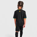 Manchester United infantil, Conjunto niño United, Kit 25/26 United negro, Ropa Manchester United niños, Camiseta niño Premier League, Mini kit United, Calidad 1.1 infantil, Nueva colección 2025, Regalo fútbol niños, Tienda Hincha Futbolero.
