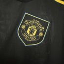 Camiseta oficial tercera equipación del Manchester United temporada 2025 2026 color negro para hombre de Tienda Hincha Futbolero, Camiseta Manchester United, Manchester United 2025/26, Tercera equipación Manchester United, Jersey negro Manchester United, Ropa oficial Red Devils, Comprar camiseta United online, Calidad premium Manchester United, Premier League moda, Manchester United 2026.
