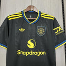 Camiseta oficial tercera equipación del Manchester United temporada 2025 2026 color negro para hombre de Tienda Hincha Futbolero, Camiseta Manchester United, Manchester United 2025/26, Tercera equipación Manchester United, Jersey negro Manchester United, Ropa oficial Red Devils, Comprar camiseta United online, Calidad premium Manchester United, Premier League moda, Manchester United 2026.