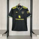 Camiseta oficial tercera equipación del Manchester United temporada 2025 2026 color negro para hombre de Tienda Hincha Futbolero, Camiseta Manchester United, Manchester United 2025/26, Tercera equipación Manchester United, Jersey negro Manchester United, Ropa oficial Red Devils, Comprar camiseta United online, Calidad premium Manchester United, Premier League moda, Manchester United 2026.