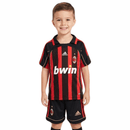 Conjunto infantil retro AC Milan 2006 2007 primera equipación roja y negra calidad 1.1 premium época Kaká campeón de Europa oficial, Milan infantil retro, Conjunto niño Milan 2007 rossonero, Ropa AC Milan niños retro, Equipación Milan junior 06/07, Calidad 1.1 infantil, Tienda Hincha Futbolero, Regalo niño Milan fútbol, Camiseta roja y negra niño retro, Milan Kids Retro 2006.