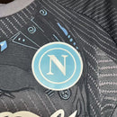 Camiseta hombre Napoli temporada 2025 2026 edición especial gris calidad 1.1 premium oficial partenopei serie a. Napoli 2025, Camiseta Napoli gris, Napoli Special Edition, Ropa Napoli barata, Equipación Nápoles 25/26, Calidad 1.1 Napoli, Serie A Gear, Tienda Hincha Futbolero, Camiseta Gris Napoli.