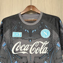 Camiseta hombre Napoli temporada 2025 2026 edición especial gris calidad 1.1 premium oficial partenopei serie a. Napoli 2025, Camiseta Napoli gris, Napoli Special Edition, Ropa Napoli barata, Equipación Nápoles 25/26, Calidad 1.1 Napoli, Serie A Gear, Tienda Hincha Futbolero, Camiseta Gris Napoli.