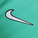 Camiseta hombre selección de Nigeria mundial 1998 primera equipación verde retro calidad 1.1 premium Super Eagles Tienda Hincha Futbolero. Nigeria 1998, Camiseta Nigeria retro, Ropa Nigeria fútbol, Camiseta Nigeria 98 verde, Calidad 1.1 Nigeria, Jay-Jay Okocha Jersey, Tienda Hincha Futbolero, Nigeria Retro Jersey 1998.