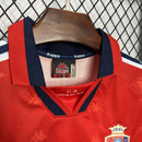 Camiseta hombre CA Osasuna temporada 1996 1997 primera equipación roja cuello polo retro calidad 1.1 premium Tienda Hincha Futbolero. Osasuna 1996, Osasuna 1997, Camiseta Osasuna retro, Ropa Osasuna clásica, Camiseta Osasuna roja, Calidad 1.1 Osasuna, El Sadar Retro, Tienda Hincha Futbolero, Osasuna Retro Jersey 96/97.