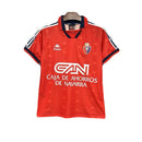 Camiseta hombre CA Osasuna temporada 1996 1997 primera equipación roja cuello polo retro calidad 1.1 premium Tienda Hincha Futbolero. Osasuna 1996, Osasuna 1997, Camiseta Osasuna retro, Ropa Osasuna clásica, Camiseta Osasuna roja, Calidad 1.1 Osasuna, El Sadar Retro, Tienda Hincha Futbolero, Osasuna Retro Jersey 96/97.
