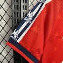 Camiseta hombre CA Osasuna temporada 1996 1997 primera equipación roja cuello polo retro calidad 1.1 premium Tienda Hincha Futbolero. Osasuna 1996, Osasuna 1997, Camiseta Osasuna retro, Ropa Osasuna clásica, Camiseta Osasuna roja, Calidad 1.1 Osasuna, El Sadar Retro, Tienda Hincha Futbolero, Osasuna Retro Jersey 96/97.