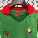 Conjunto infantil segunda equipación CA Osasuna camiseta y pantalón verde temporada 2025 2026 calidad 1.1 oficial, Osasuna infantil 2025, Conjunto niño Osasuna verde, Ropa CA Osasuna niños, Equipación Osasuna junior 25/26, Calidad 1.1 infantil, Tienda Hincha Futbolero, Regalo niño Osasuna fútbol, Camiseta verde Osasuna niño, Osasuna Kids Away Kit.