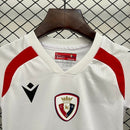 Conjunto infantil tercera equipación CA Osasuna camiseta y pantalón blanco temporada 2025 2026 calidad 1.1 oficial, Osasuna infantil 2025, Conjunto niño Osasuna blanco, Ropa CA Osasuna niños, Equipación Osasuna junior 25/26, Calidad 1.1 infantil, Tienda Hincha Futbolero, Regalo niño Osasuna fútbol, Camiseta blanca Osasuna niño, Osasuna Kids Kit.