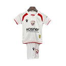 Conjunto infantil tercera equipación CA Osasuna camiseta y pantalón blanco temporada 2025 2026 calidad 1.1 oficial, Osasuna infantil 2025, Conjunto niño Osasuna blanco, Ropa CA Osasuna niños, Equipación Osasuna junior 25/26, Calidad 1.1 infantil, Tienda Hincha Futbolero, Regalo niño Osasuna fútbol, Camiseta blanca Osasuna niño, Osasuna Kids Kit.