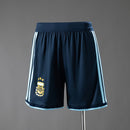 Pantalón corto hombre selección Argentina temporada 2026 2027 color azul marino versión jugador ajuste slim fit escudo termosellado calidad 1.1 oficial, Argentina 2026, Pantalón corto Argentina azul, Short Argentina versión jugador, AFA 2027, Ropa oficial Argentina barata, Calidad 1.1 Argentina, Mundial 2026, Tienda Hincha Futbolero, Argentina Navy Player Shorts.