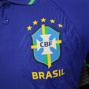 Polo oficial de la selección de Brasil segunda equipación 2025 2026 versión jugador color azul para hombre de Tienda Hincha Futbolero, Polo Brasil versión jugador, Brasil 2025/26, Polo Brasil azul, Ropa oficial Brasil, Brasil Player Version, Comprar polo Brasil profesional, Moda Brasil fútbol, Brasil 2026, Polo técnica deportiva.
