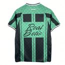 Polo oversize del Real Betis Balompié temporada 2025 2026 para hombre estilo urbano de Tienda Hincha Futbolero, Polo Real Betis oversize, Betis 2025/26, Ropa casual Real Betis, Moda urbana Betis, Polo holgada Betis, Comprar ropa Betis online, Beticismo, Benito Villamarín casual, Real Betis 2026, Estilo streetwear Betis.