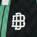 Polo oversize del Real Betis Balompié temporada 2025 2026 para hombre estilo urbano de Tienda Hincha Futbolero, Polo Real Betis oversize, Betis 2025/26, Ropa casual Real Betis, Moda urbana Betis, Polo holgada Betis, Comprar ropa Betis online, Beticismo, Benito Villamarín casual, Real Betis 2026, Estilo streetwear Betis.