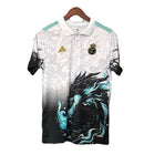 Polo hombre Real Madrid edición especial Dragón temporada 2025 2026 blanco y negro detalles bordados calidad 1.1 Real Madrid 2025, Polo Madrid Dragón, Real Madrid edición especial 25/26, Polo blanco negro Madrid, Ropa barata Real Madrid, Calidad 1.1 Madrid, Estilo Madridista, Tienda Hincha Futbolero, Hala Madrid, Bloke Core Polo.