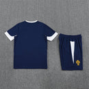 Conjunto de entrenamiento oficial de la selección de Portugal temporada 2025 2026 color azul marino para hombre de Tienda Hincha Futbolero, Conjunto entrenamiento Portugal, Portugal 2025/26, Ropa entrenamiento selección Portugal, Kit técnico Portugal, Comprar conjunto Portugal hombre, Calidad premium Portugal, Portugal azul marino, Entrenamiento fútbol pro, Seleção das Quinas.