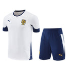 Conjunto de entrenamiento oficial de la selección de Portugal temporada 2025 2026 camiseta blanca y pantalón azul marino para hombre de Tienda Hincha Futbolero, Conjunto entrenamiento Portugal, Portugal 2025/26, Ropa entrenamiento selección Portugal, Kit técnico Portugal, Comprar conjunto Portugal hombre, Calidad premium Portugal, Portugal blanco azul, Entrenamiento fútbol pro, Seleção das Quinas