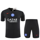 Conjunto hombre entrenamiento PSG temporada 2025 2026 negro total camiseta y pantalón calidad 1.1 premium Tienda Hincha Futbolero. PSG 2025, PSG 2026, Conjunto PSG negro, Entrenamiento PSG 25/26, Chándal PSG negro, Ropa PSG fútbol, Calidad 1.1 PSG, Bloke Core Paris, Tienda Hincha Futbolero, PSG Black Training Kit.