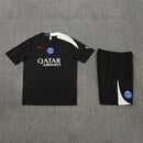 Conjunto hombre entrenamiento PSG temporada 2025 2026 negro total camiseta y pantalón calidad 1.1 premium Tienda Hincha Futbolero. PSG 2025, PSG 2026, Conjunto PSG negro, Entrenamiento PSG 25/26, Chándal PSG negro, Ropa PSG fútbol, Calidad 1.1 PSG, Bloke Core Paris, Tienda Hincha Futbolero, PSG Black Training Kit.