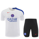 Conjunto hombre entrenamiento PSG temporada 2025 2026 camiseta blanca pantalón negro calidad 1.1 premium Tienda Hincha Futbolero. PSG 2025, PSG 2026, Conjunto PSG, Entrenamiento PSG blanco, Chándal PSG negro, Ropa PSG fútbol, Calidad 1.1 PSG, Bloke Core Paris, Tienda Hincha Futbolero, PSG Training Kit 25/26.