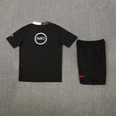 Conjunto hombre entrenamiento PSG temporada 2025 2026 negro total camiseta y pantalón calidad 1.1 premium Tienda Hincha Futbolero. PSG 2025, PSG 2026, Conjunto PSG negro, Entrenamiento PSG 25/26, Chándal PSG negro, Ropa PSG fútbol, Calidad 1.1 PSG, Bloke Core Paris, Tienda Hincha Futbolero, PSG Black Training Kit.