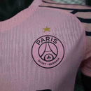 PSG 2026, Camiseta PSG jugador, Camiseta PSG rosa, Ropa oficial PSG, Jersey PSG 25/26 authentic, Camiseta limitada París, Regalo fútbol hombre PSG, Cuarta equipación PSG, Bloke Core fashion, Comprar camiseta barata, Tienda Hincha Futbolero.