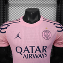 PSG 2026, Camiseta PSG jugador, Camiseta PSG rosa, Ropa oficial PSG, Jersey PSG 25/26 authentic, Camiseta limitada París, Regalo fútbol hombre PSG, Cuarta equipación PSG, Bloke Core fashion, Comprar camiseta barata, Tienda Hincha Futbolero.